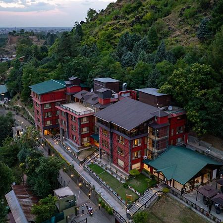 Golden Tulip Srinagar Hotel Bagian luar foto