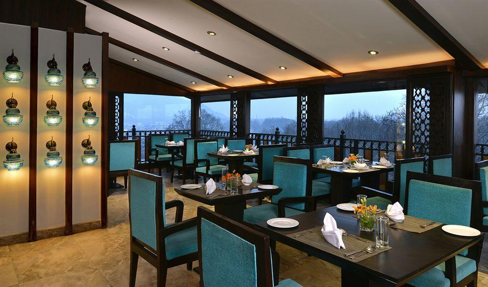 Golden Tulip Srinagar Hotel Bagian luar foto