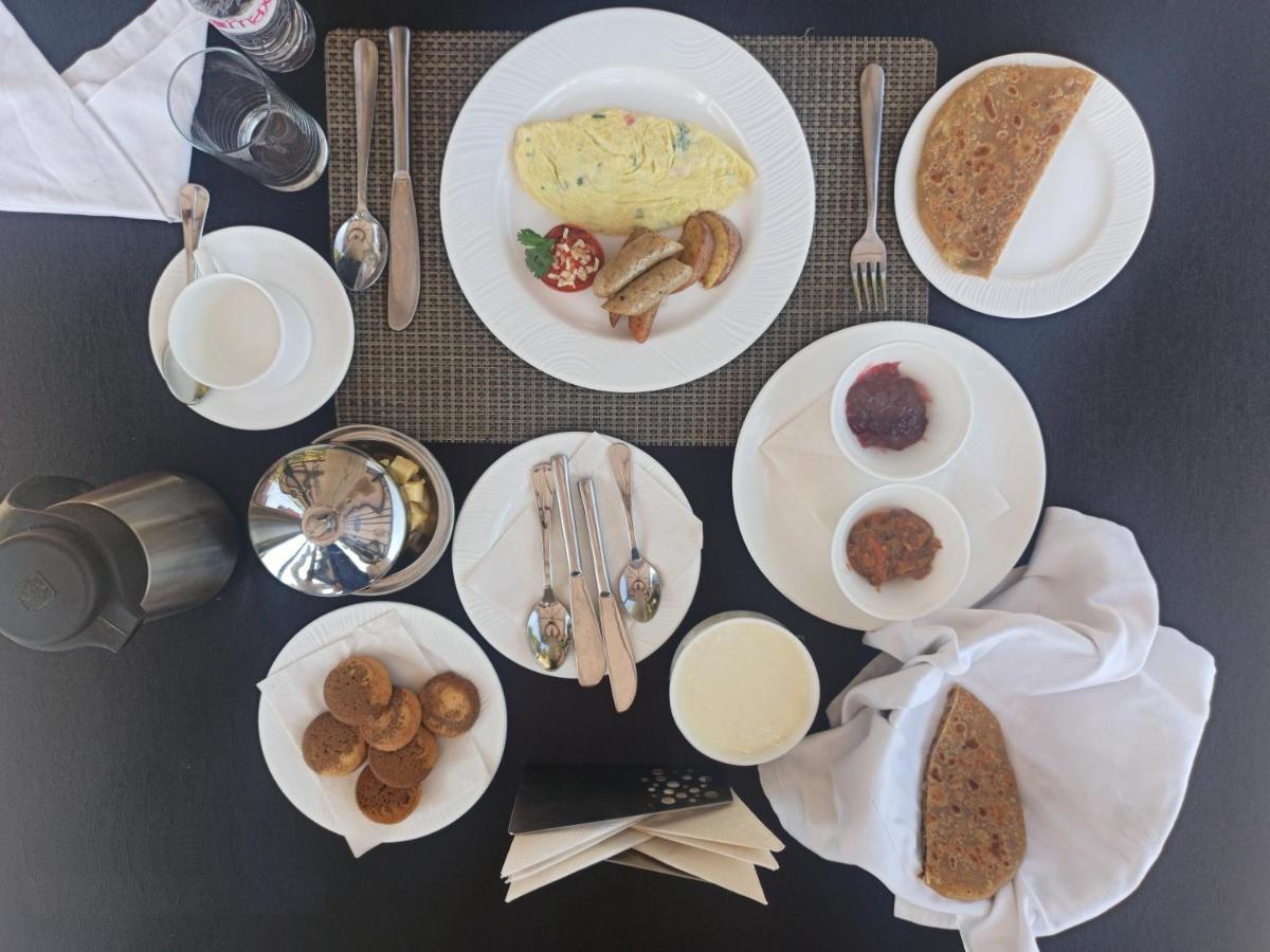 Golden Tulip Srinagar Hotel Bagian luar foto