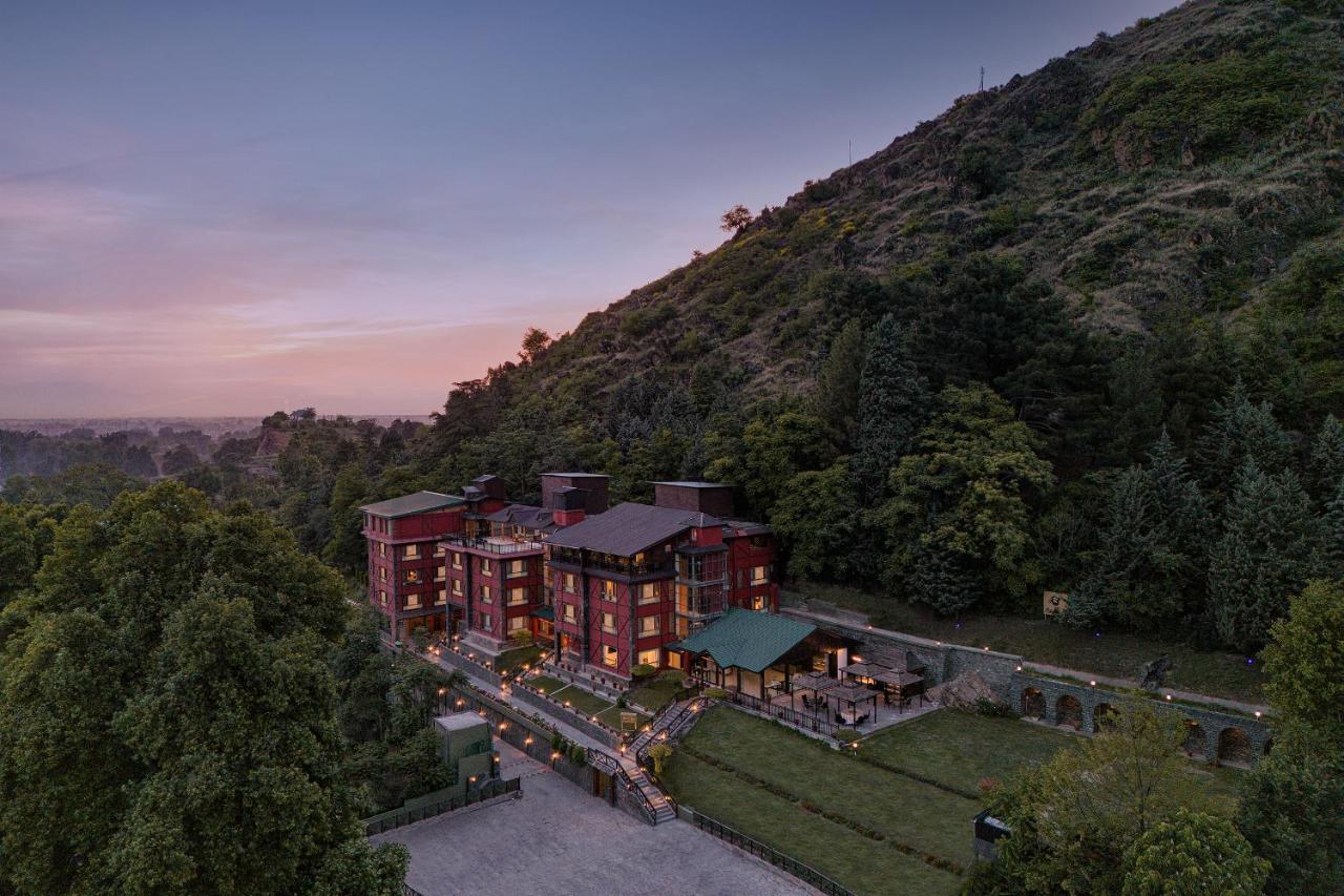 Golden Tulip Srinagar Hotel Bagian luar foto
