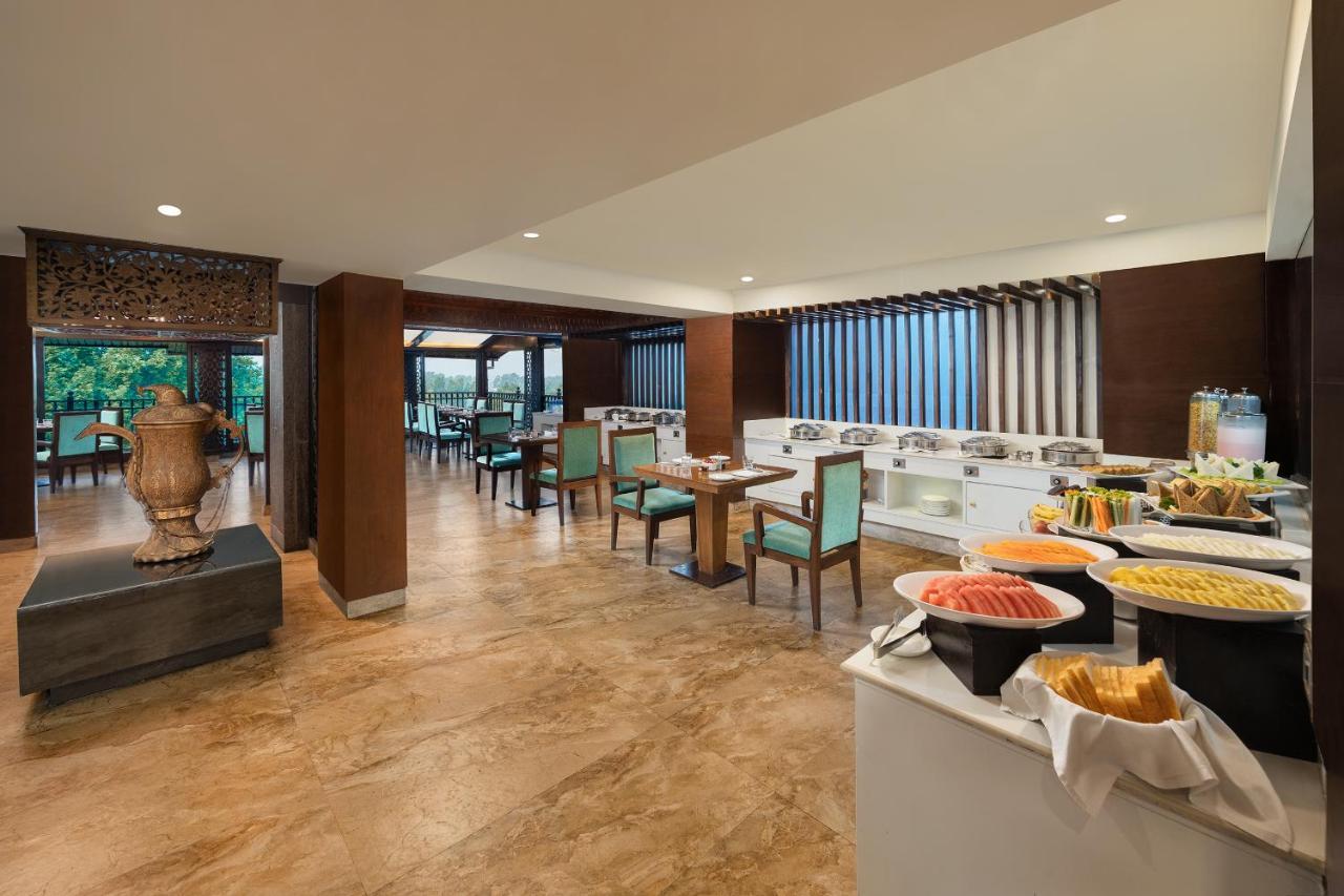 Golden Tulip Srinagar Hotel Bagian luar foto