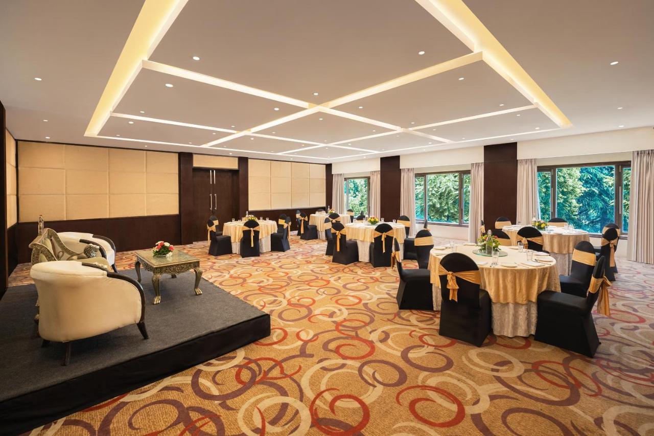Golden Tulip Srinagar Hotel Bagian luar foto
