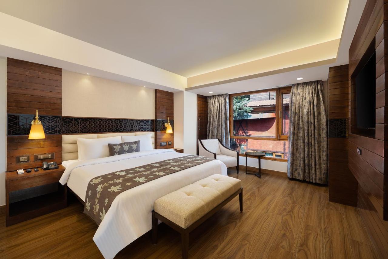 Golden Tulip Srinagar Hotel Bagian luar foto