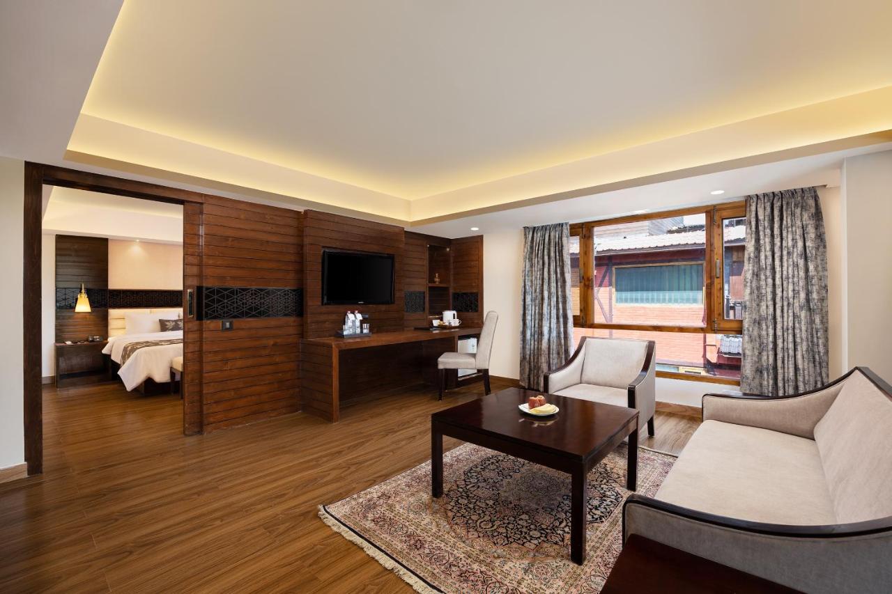 Golden Tulip Srinagar Hotel Bagian luar foto