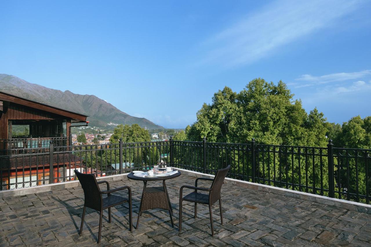 Golden Tulip Srinagar Hotel Bagian luar foto