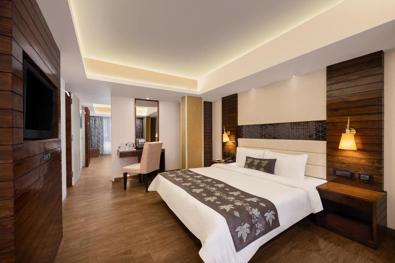 Golden Tulip Srinagar Hotel Bagian luar foto