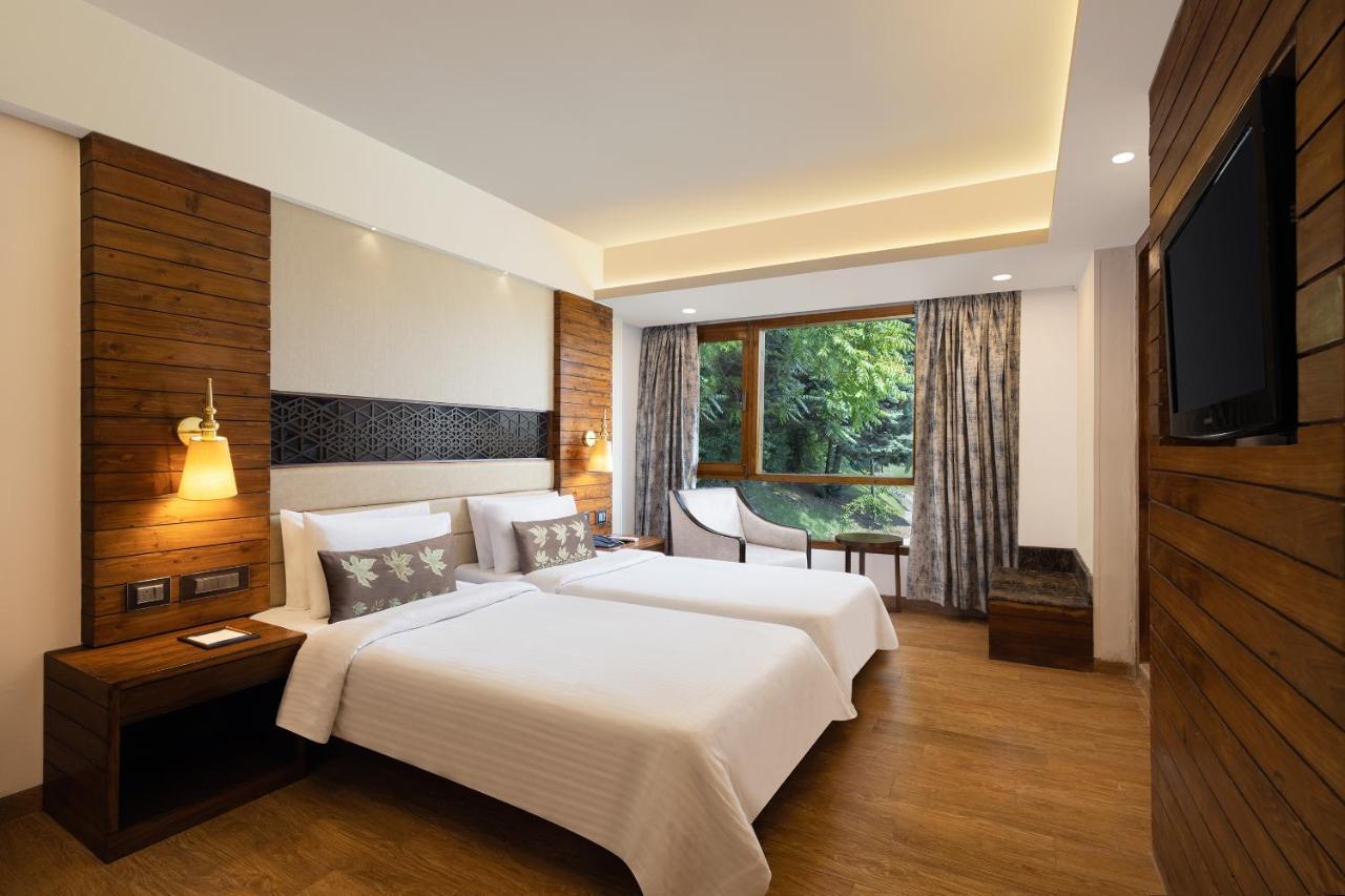 Golden Tulip Srinagar Hotel Bagian luar foto