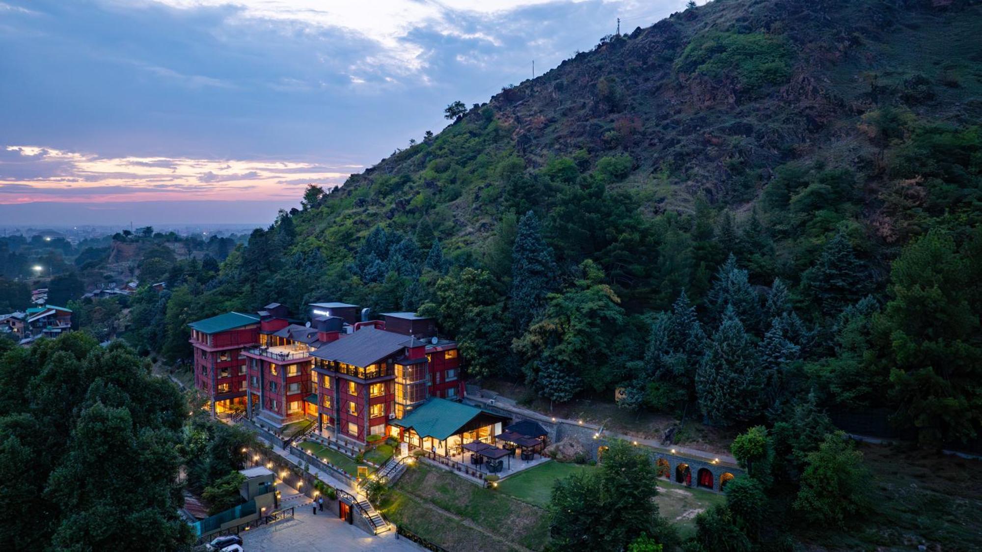 Golden Tulip Srinagar Hotel Bagian luar foto