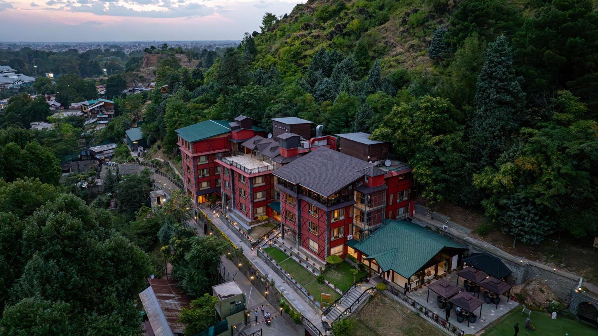 Golden Tulip Srinagar Hotel Bagian luar foto