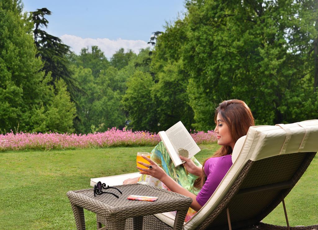 Golden Tulip Srinagar Hotel Bagian luar foto