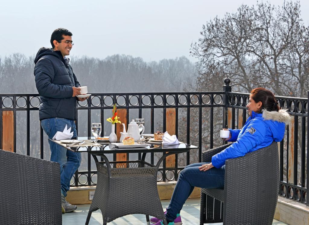 Golden Tulip Srinagar Hotel Bagian luar foto