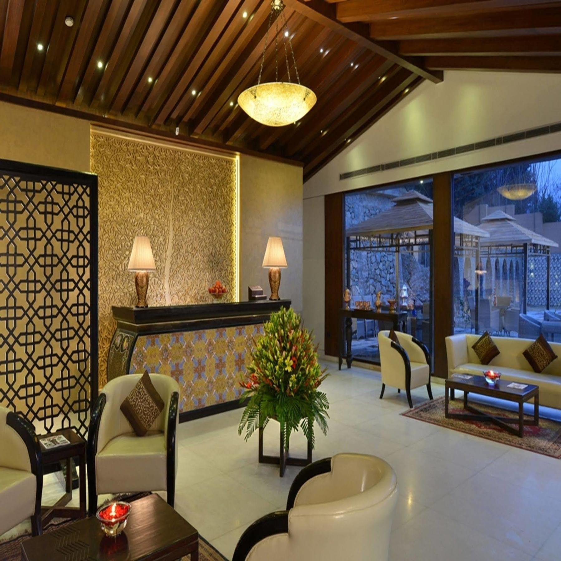 Golden Tulip Srinagar Hotel Bagian luar foto