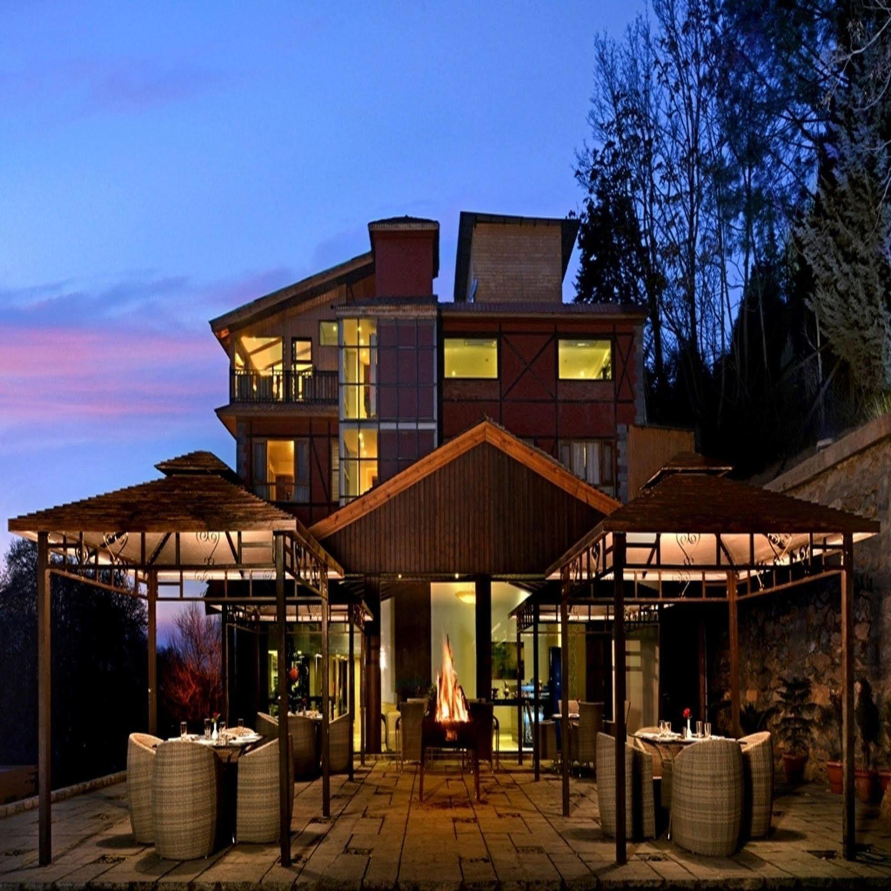 Golden Tulip Srinagar Hotel Bagian luar foto