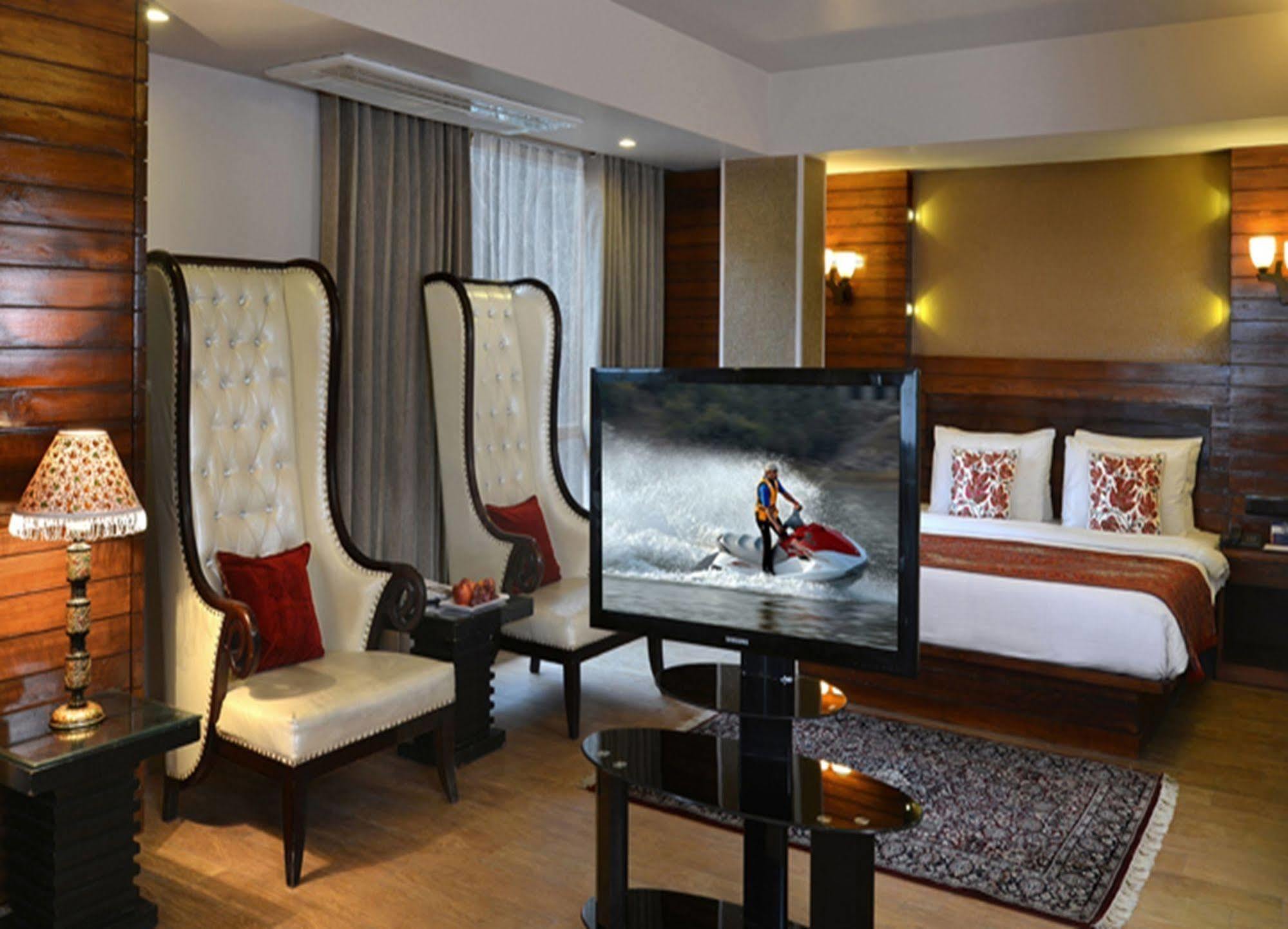 Golden Tulip Srinagar Hotel Bagian luar foto