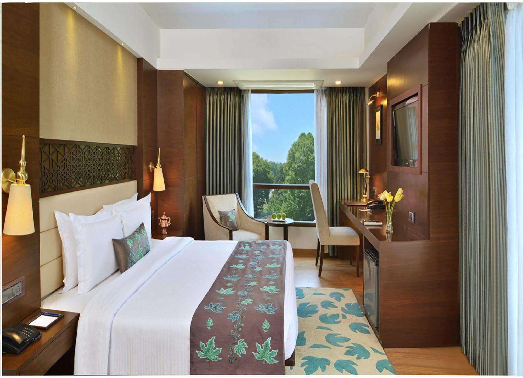 Golden Tulip Srinagar Hotel Bagian luar foto