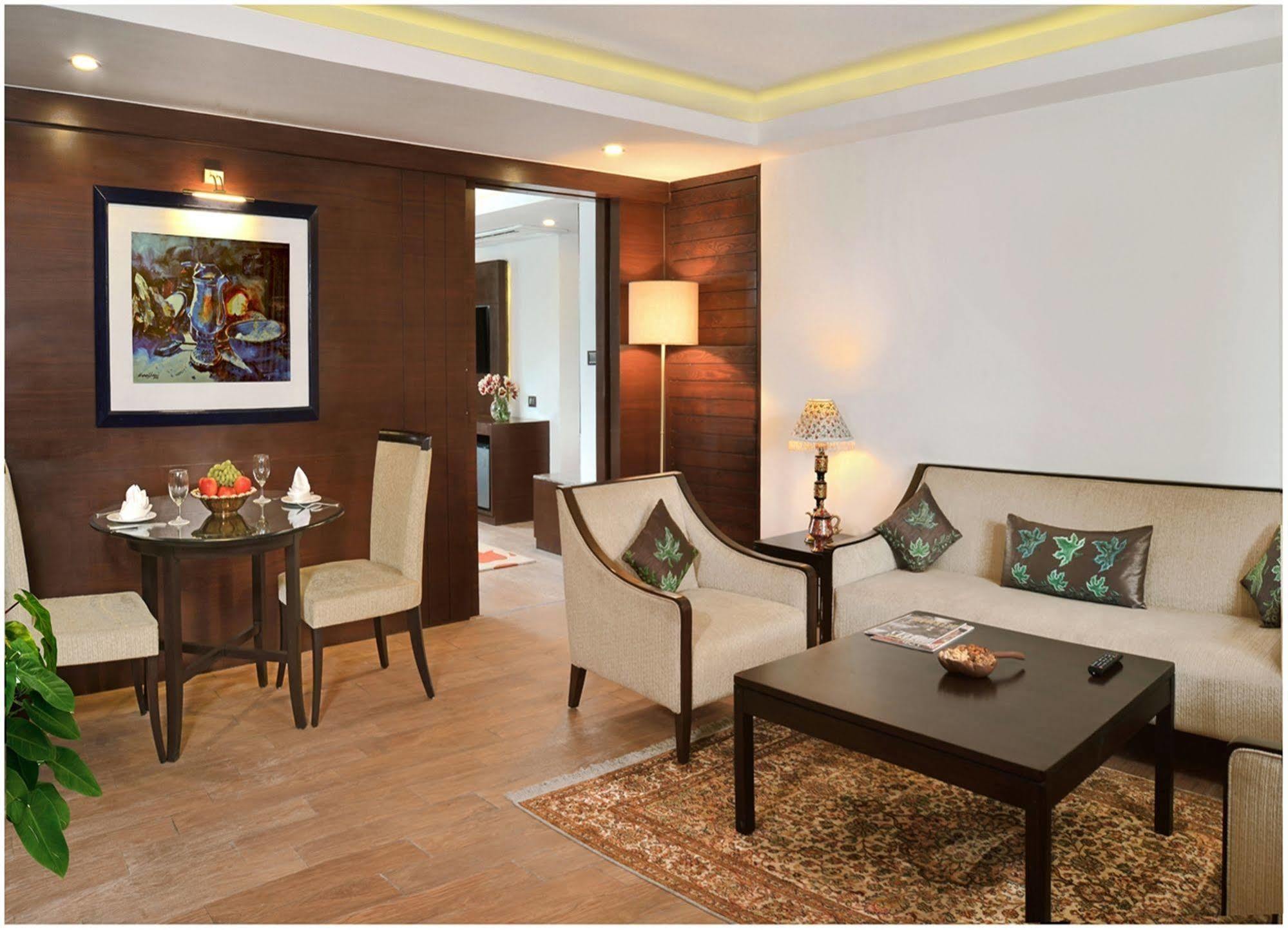 Golden Tulip Srinagar Hotel Bagian luar foto