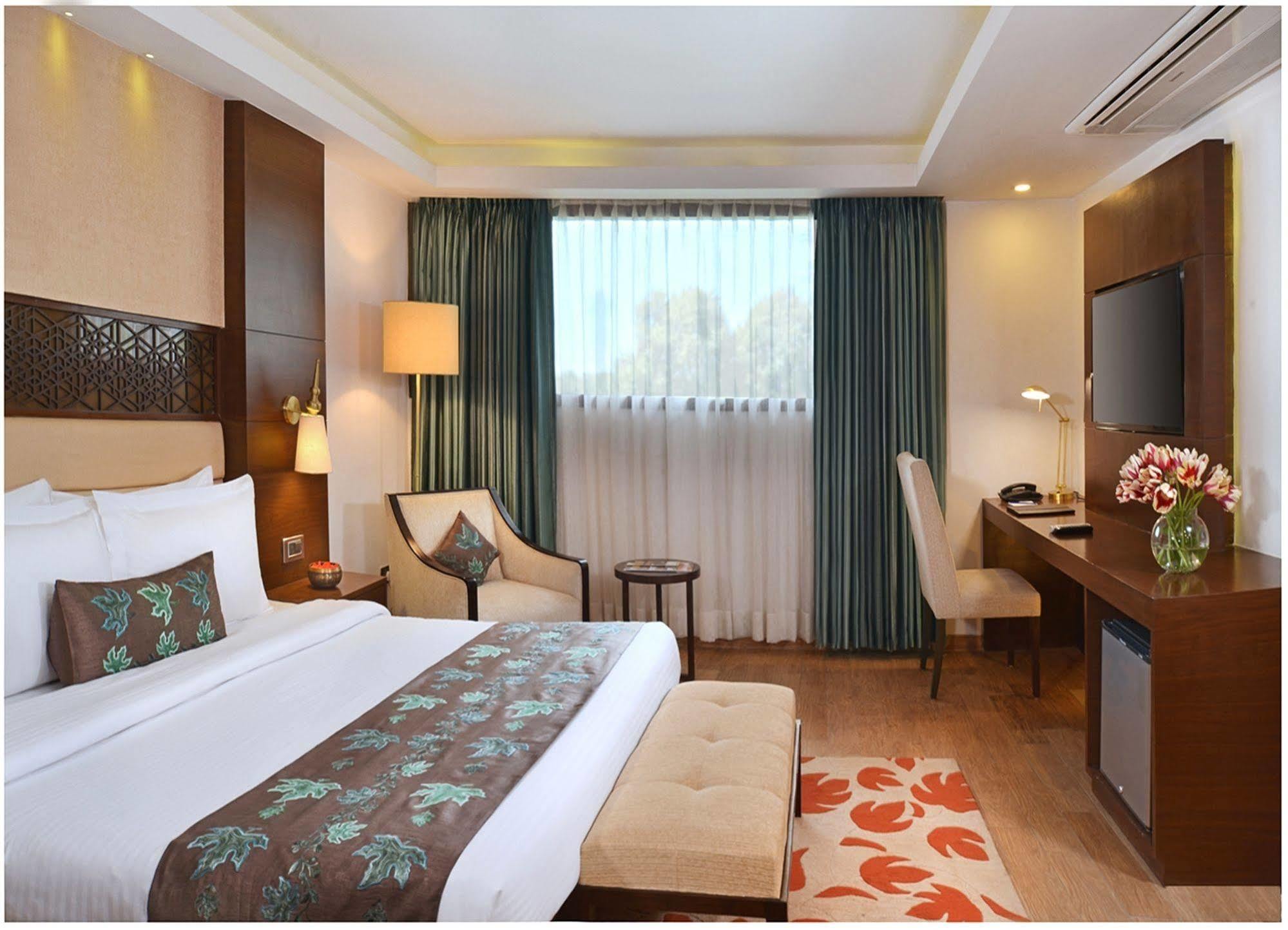 Golden Tulip Srinagar Hotel Bagian luar foto