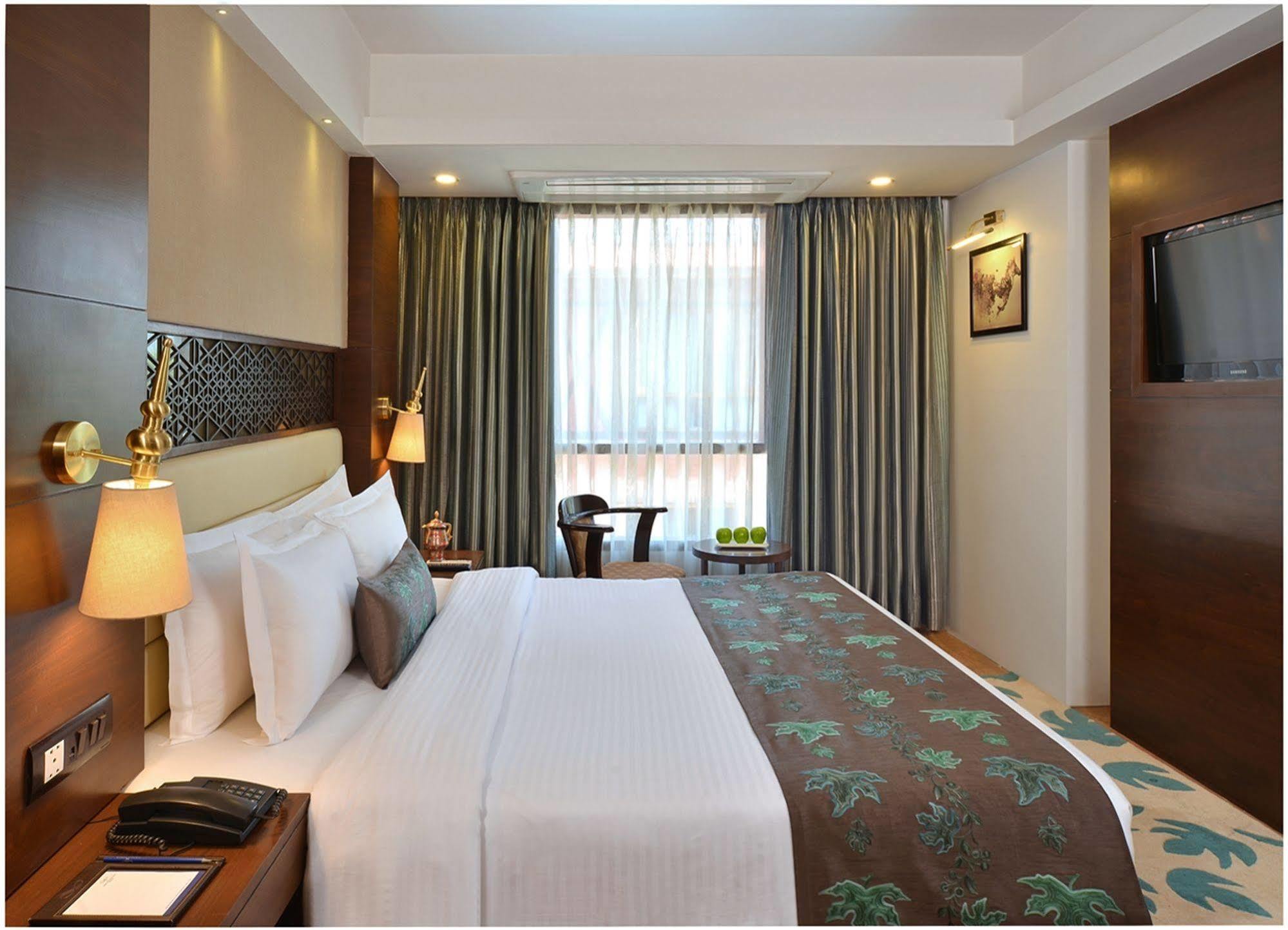 Golden Tulip Srinagar Hotel Bagian luar foto