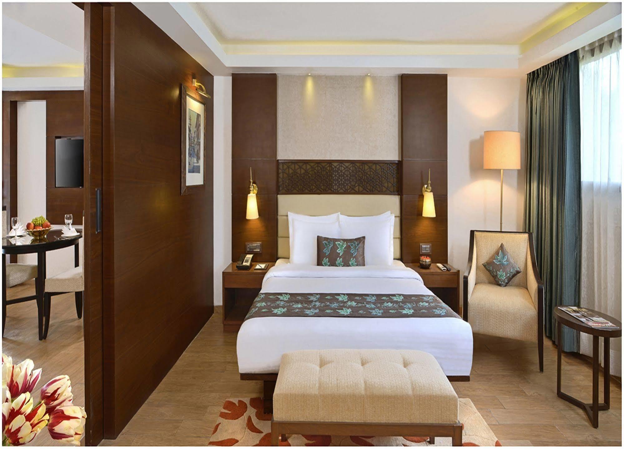 Golden Tulip Srinagar Hotel Bagian luar foto