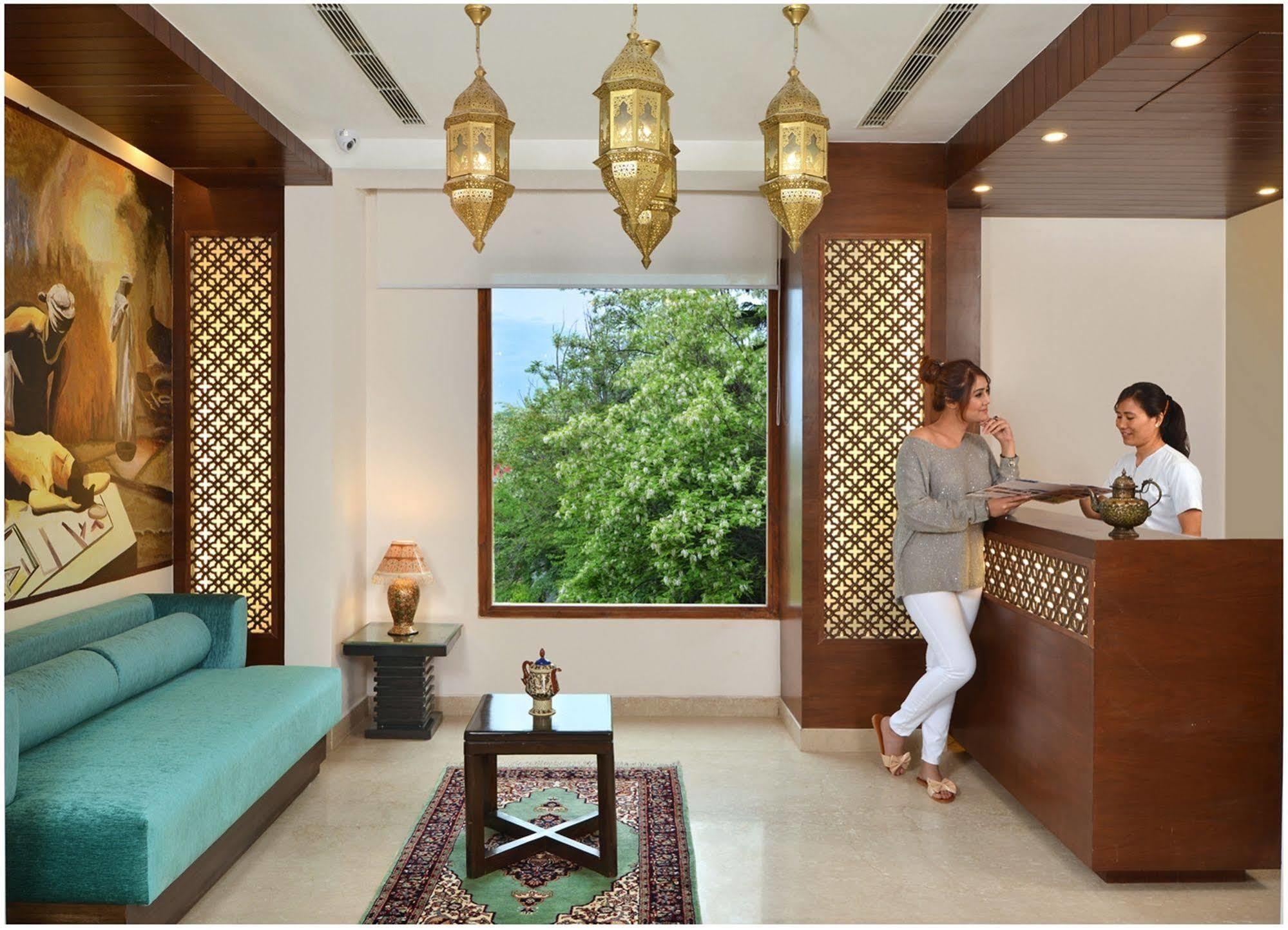 Golden Tulip Srinagar Hotel Bagian luar foto