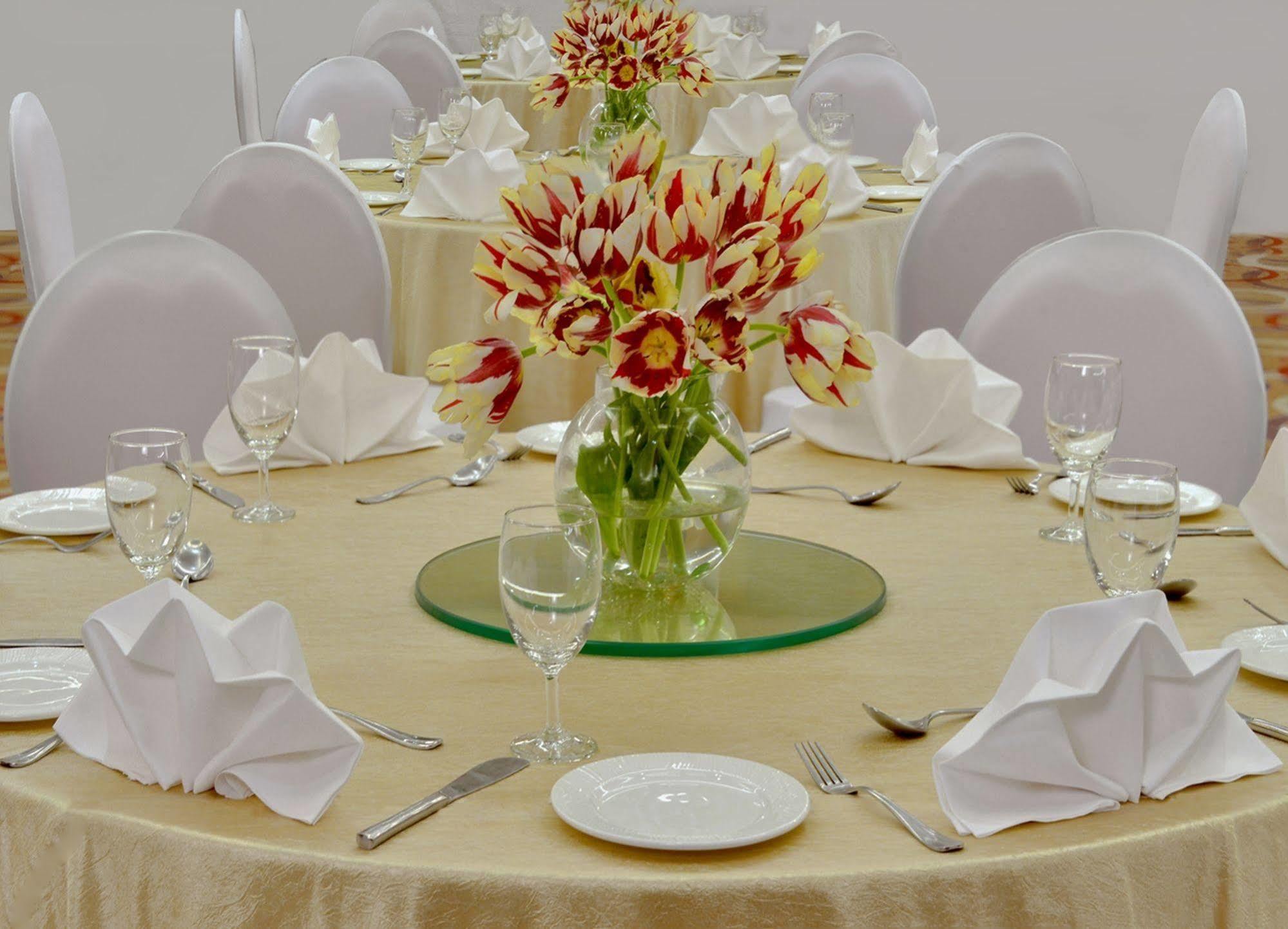 Golden Tulip Srinagar Hotel Bagian luar foto