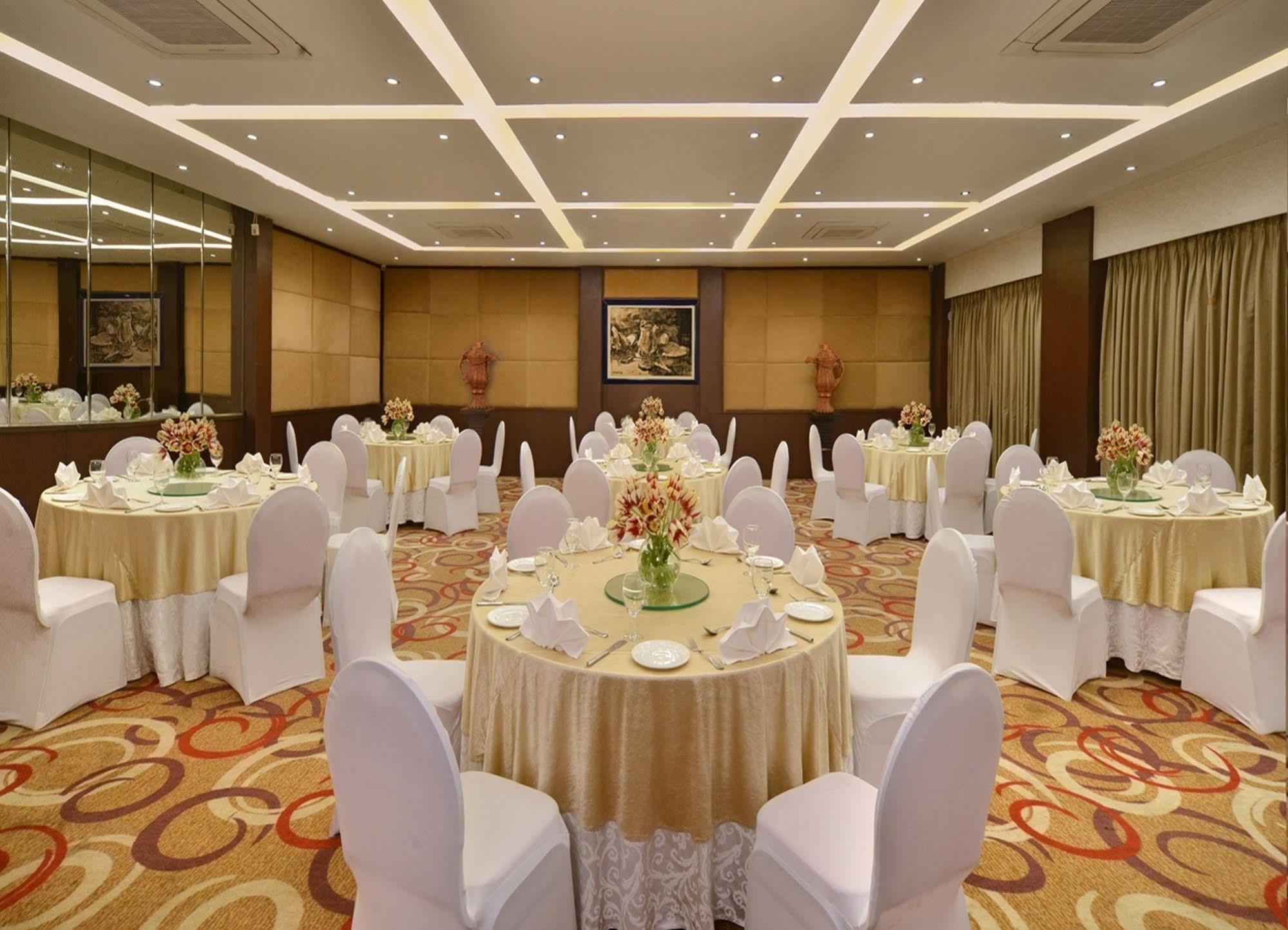 Golden Tulip Srinagar Hotel Bagian luar foto