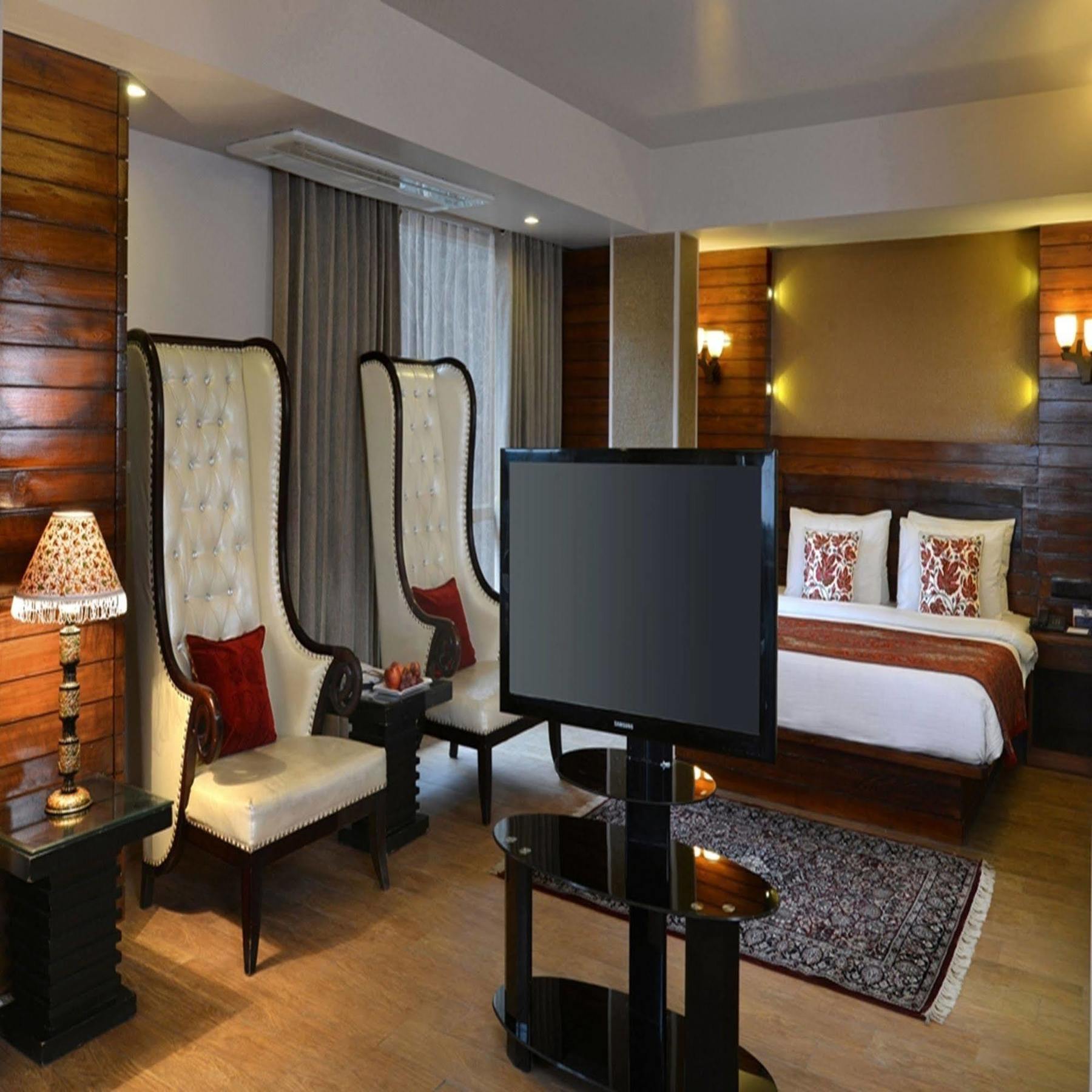 Golden Tulip Srinagar Hotel Bagian luar foto