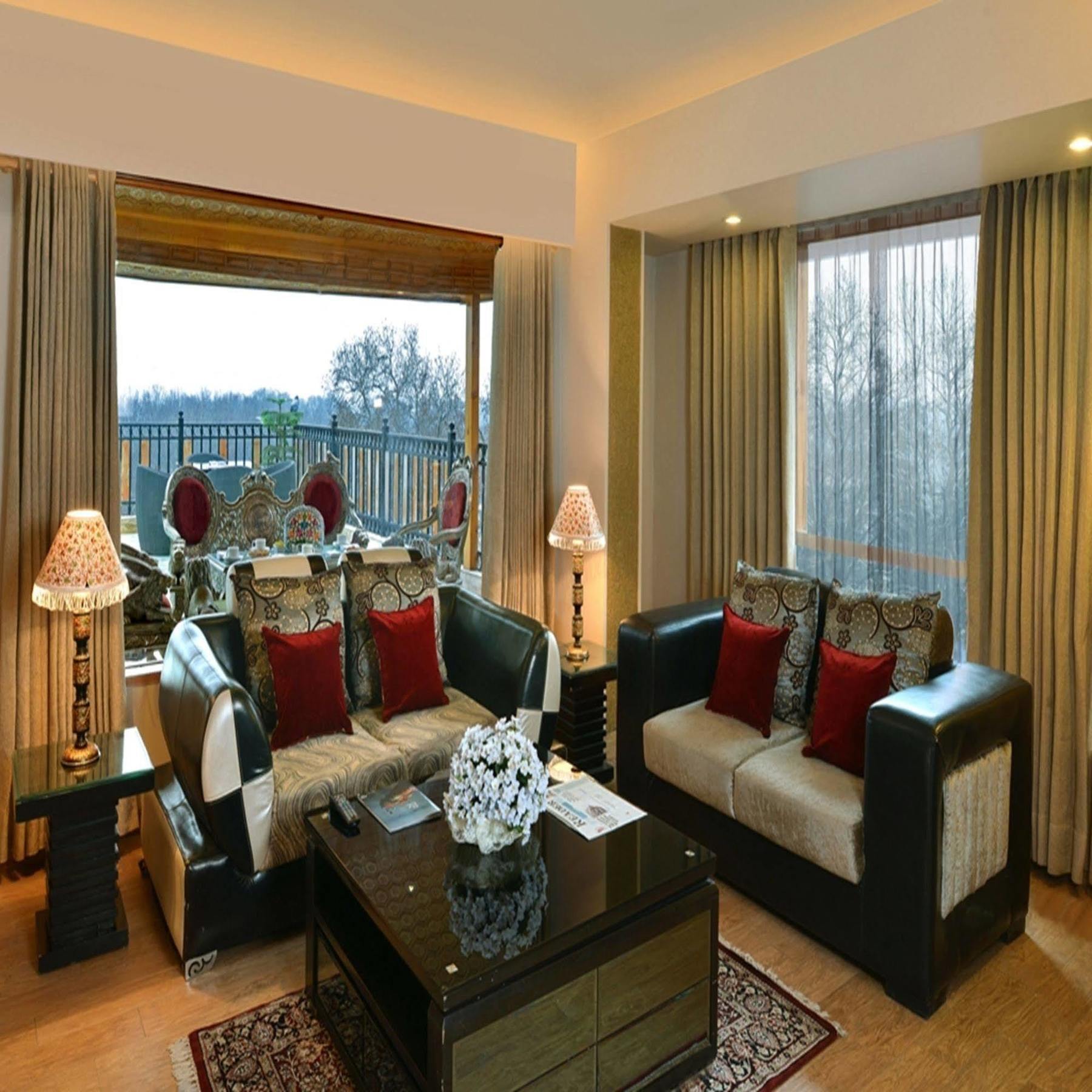 Golden Tulip Srinagar Hotel Bagian luar foto