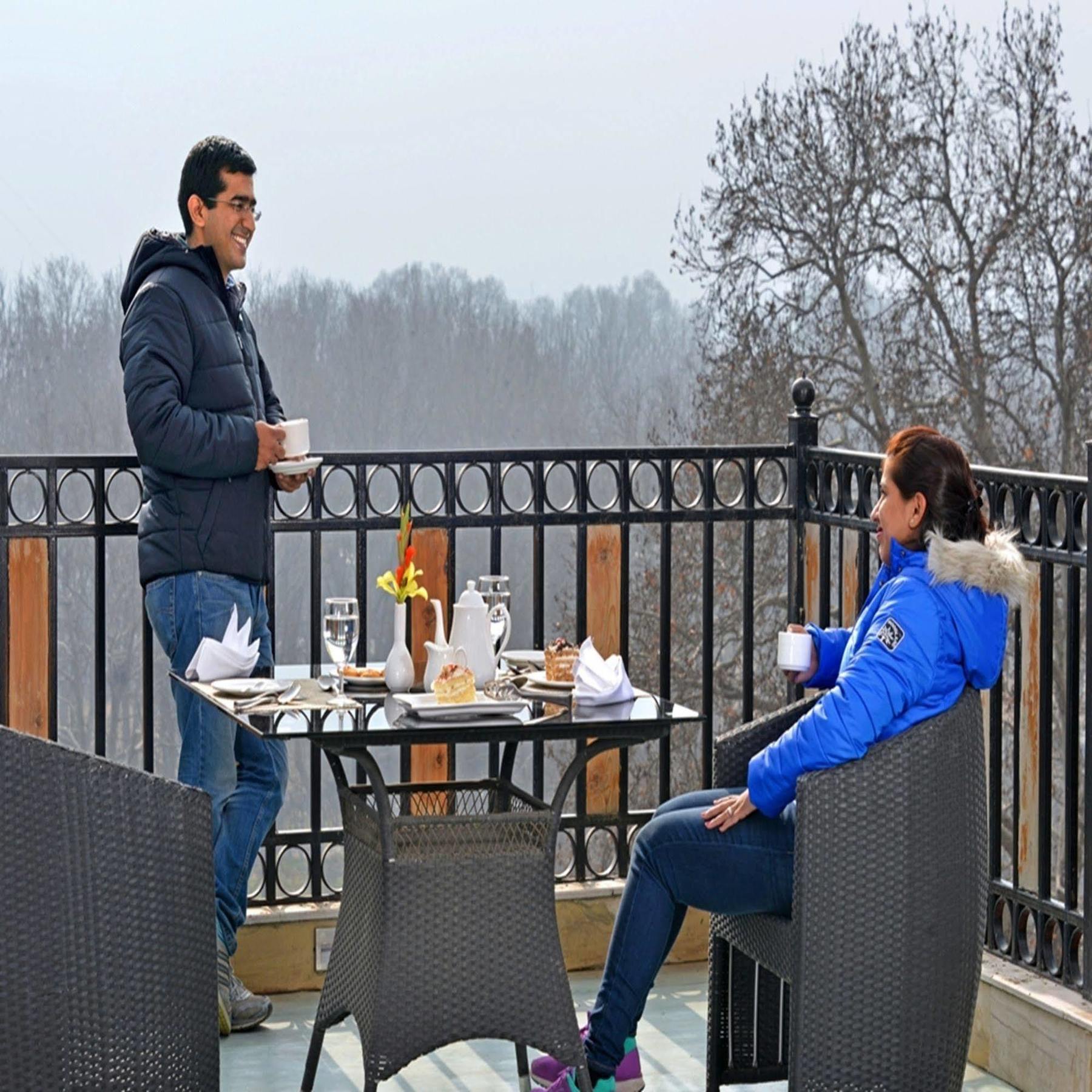 Golden Tulip Srinagar Hotel Bagian luar foto