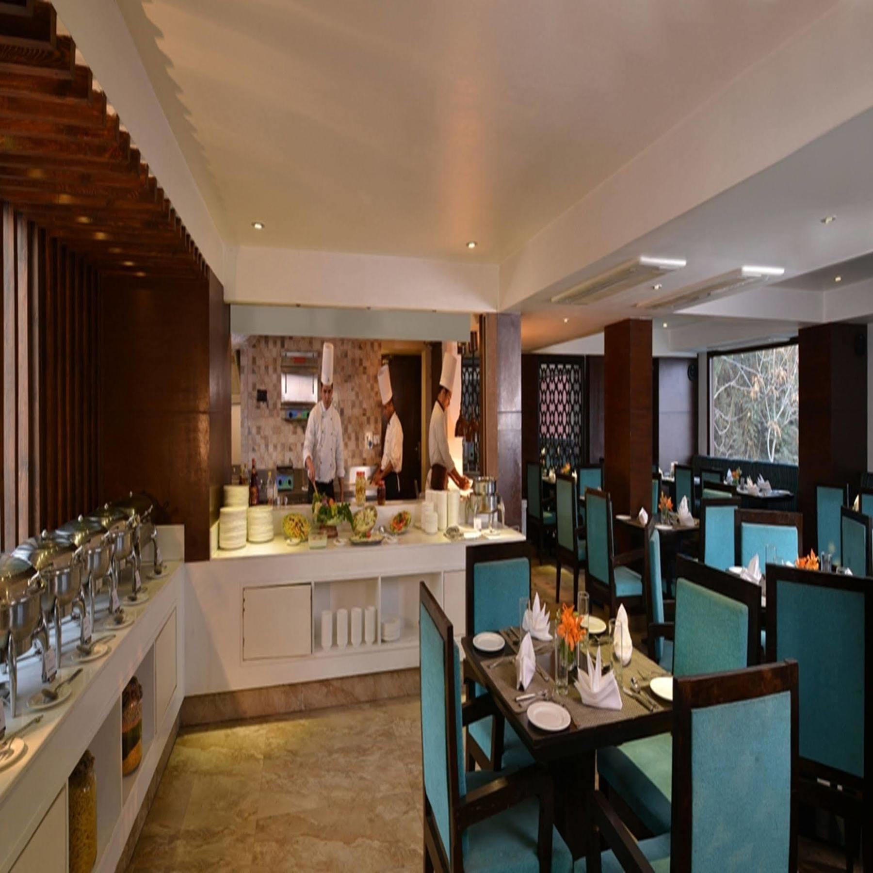 Golden Tulip Srinagar Hotel Bagian luar foto