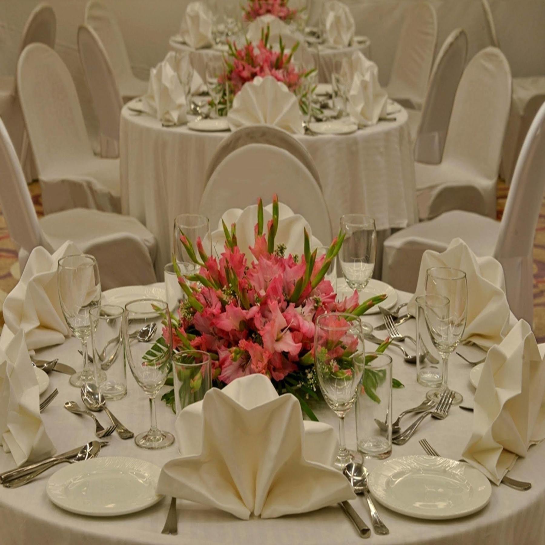 Golden Tulip Srinagar Hotel Bagian luar foto